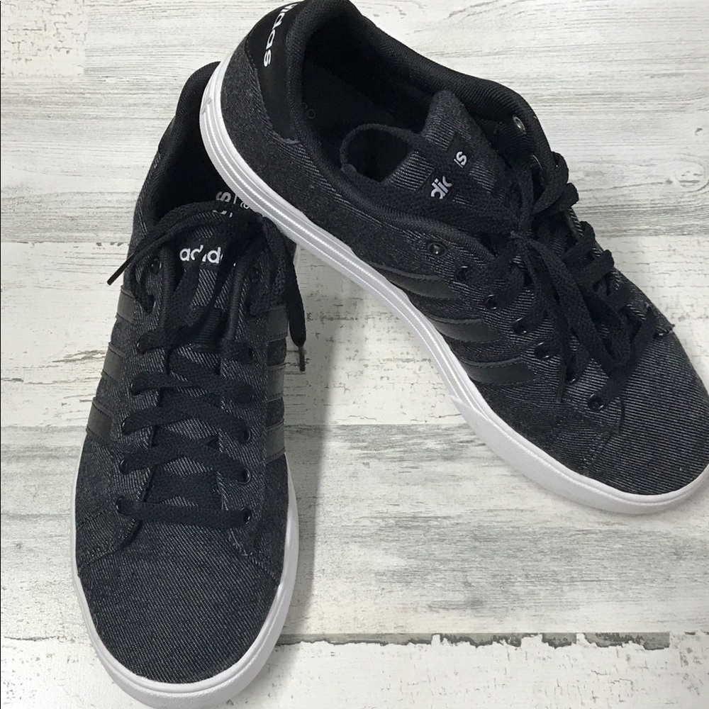 - Men’s Adidas Mens 9.5 Skate/Gazelle like new
